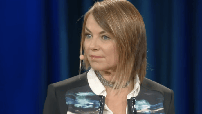 retrato de Esther Perel com licença verificada. Autora viva e em atividade, material majoritariamente protegido.