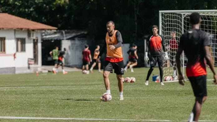 Ex-Arsenal e Atlético-MG, zagueiro é dispensado de campeão brasileiro após briga com jovem da base