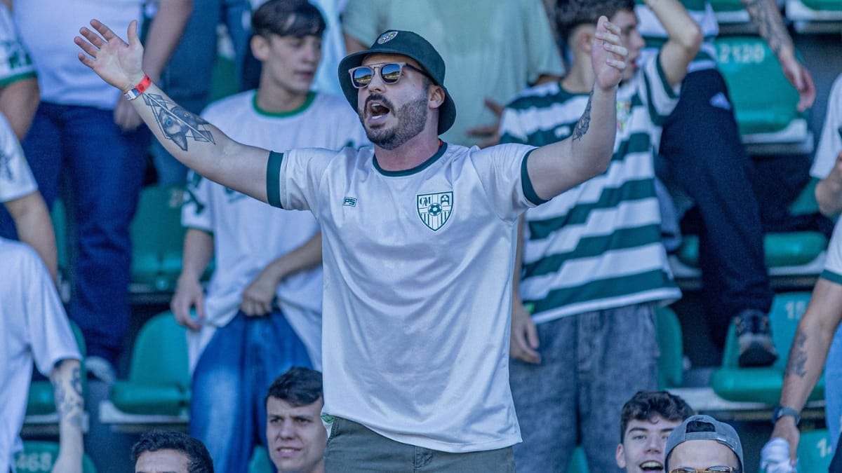 Torcida pediu a volta do escudo e o clube atendeu (Foto: Juh Souza, Metropolitano)