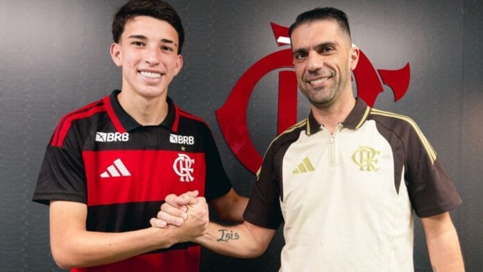 Flamengo anuncia lateral-esquerdo de 18 anos para a sequência da temporada