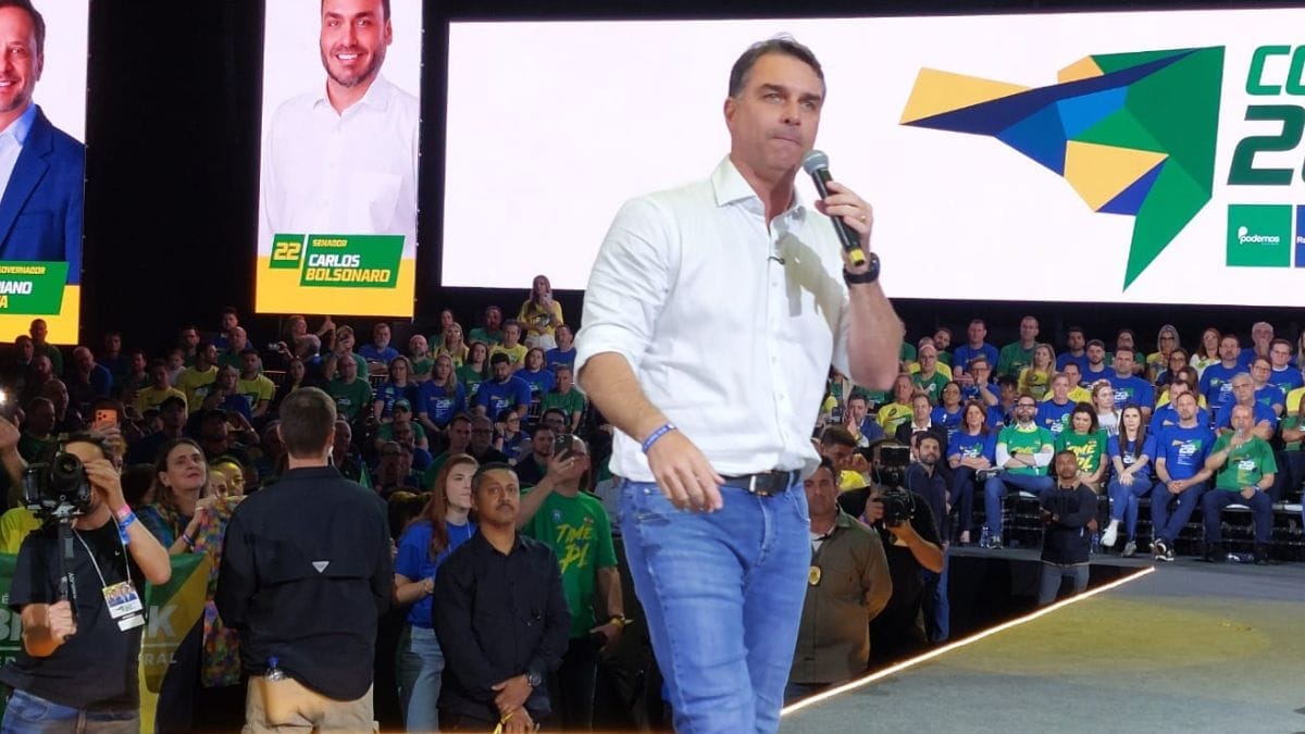 Flávio Bolsonaro exibe novo vídeo com suposto uso de IA e elogia Tereza Cristina em convenção do PL em SC