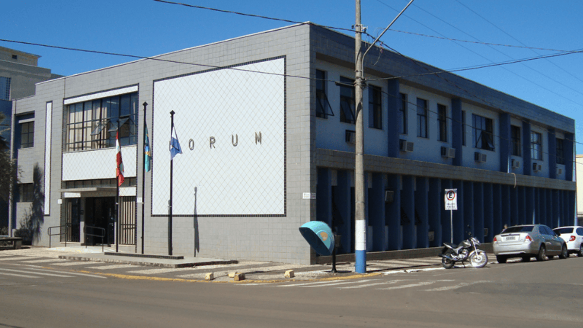edifício cinza do fórum do município de Campos Novos