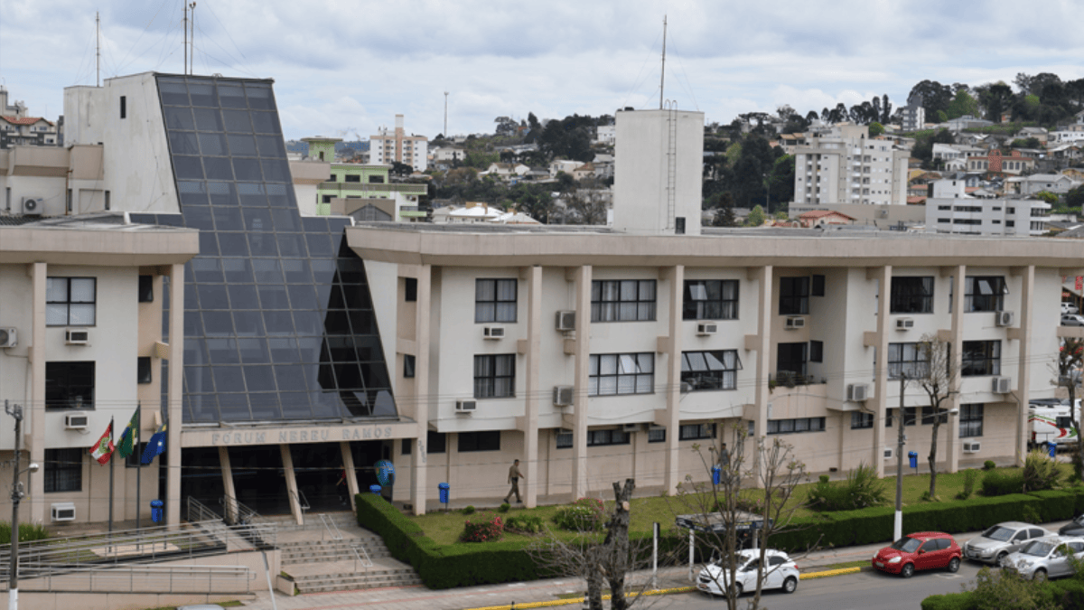 edificação bege com vidro escuro do fórum de Lages
