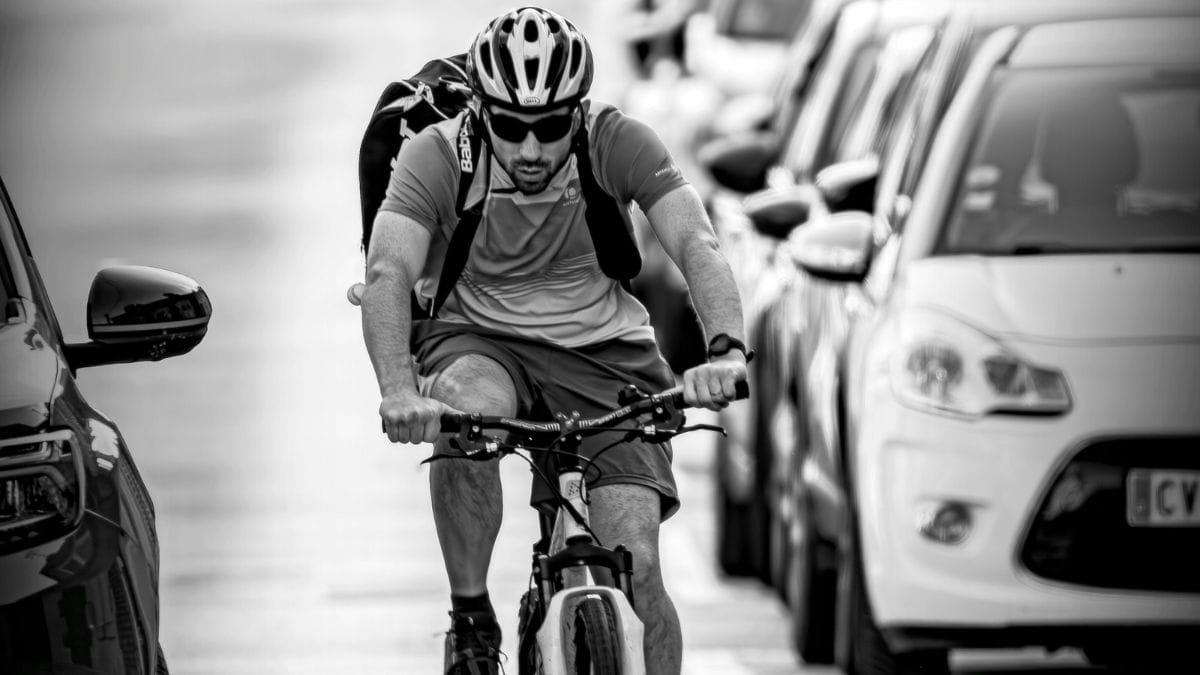 Motoristas devem reduzir a velocidade ao ultrapassar uma bicicleta. Deixar de reduzir a velocidade de forma compatível com a segurança do trânsito é infração gravíssima, segundo o CTB
