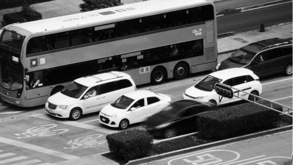Transporte interestadual com o onibus rodoviário trafegando em meios oas carros por uma rodovia