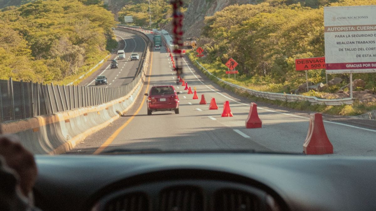 Vista panorâmica de uma blitz da Lei Seca montada em rodovia com cones e sinalização reflexiva.
