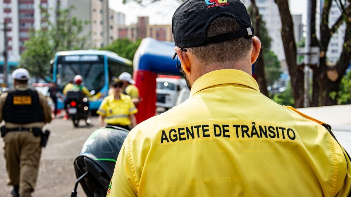 Ciclistas também devem obedecer às ordens dos agentes de trânsito. As orientações dadas durante a fiscalização ou operação de trânsito devem ser respeitadas