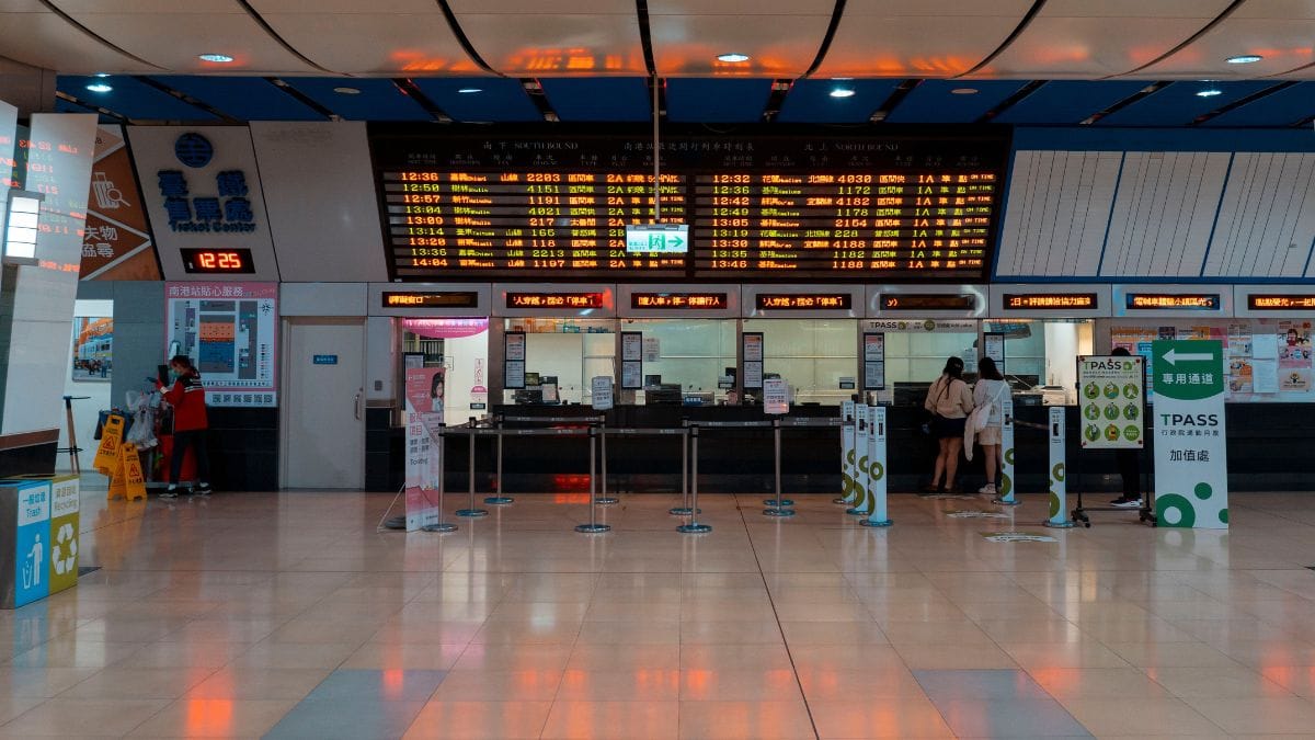 Painel eletrônico exibe poucos horários de ônibus disponíveis e viagens canceladas