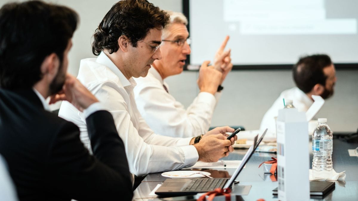 Executivos reunidos em uma sala de conferência para discutir liderança e gestão de tecnologia.