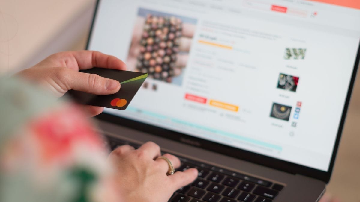 O tratamento de dados cadastrais dos compradores exige política de privacidade clara em respeito à legislação