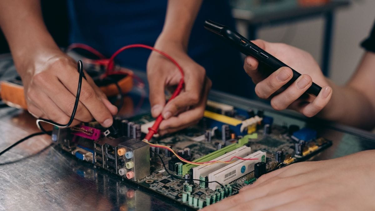 Servidores realizando o Teste de Integridade e auditoria de código-fonte das urnas eletrônicas