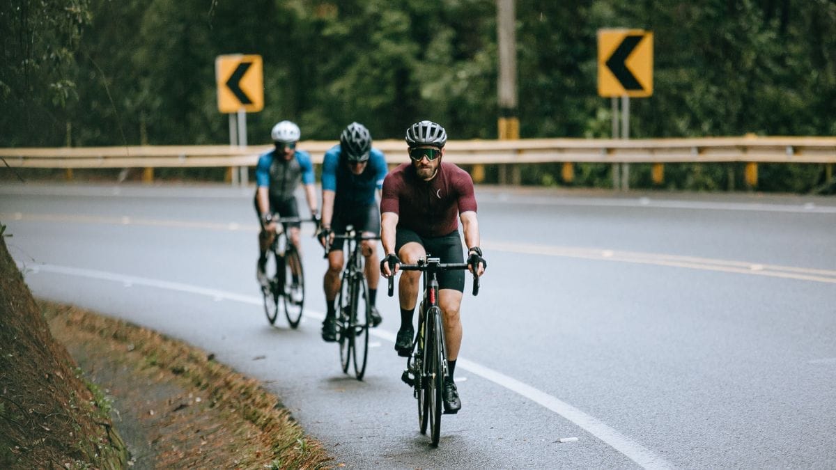 Grupos de ciclistas devem circular em fila única pelas bordas da via. A regra está prevista no CTB, garantindo a segurança dos demais usuários da pista
