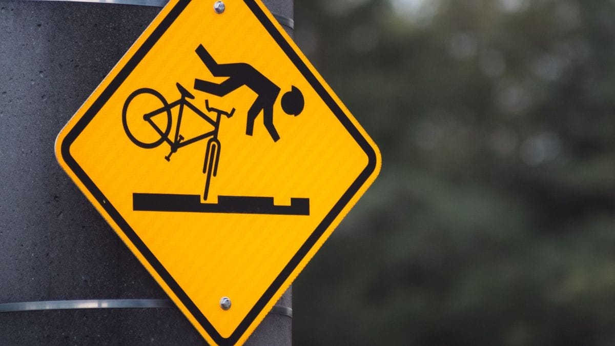 Ciclistas também devem evitar condutas que coloquem outros usuários da via em risco. O CTB estabelece regras específicas para a condução de bicicletas, incluindo restrições a manobras como fazer malabarismo ou conduzir a bicicleta em apenas uma roda