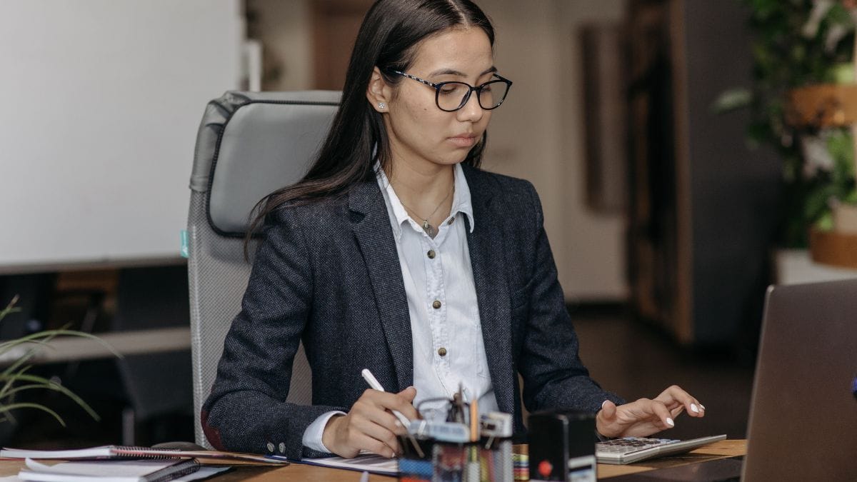 Levantamento global realizado em 27 países mostra que o comando de mulheres na inteligência artificial brasileira atinge apenas 4,7% dos postos executivos