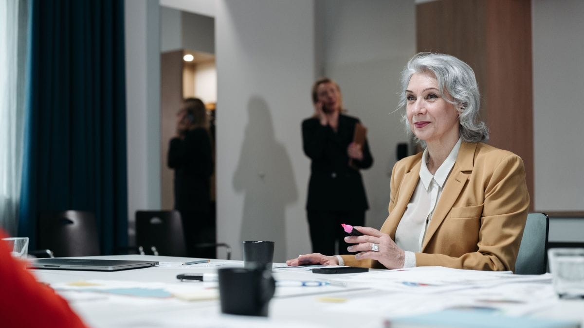 Fatores como concentração de capital decisório e barreiras invisíveis de promoção limitam o avanço de mulheres qualificadas no setor