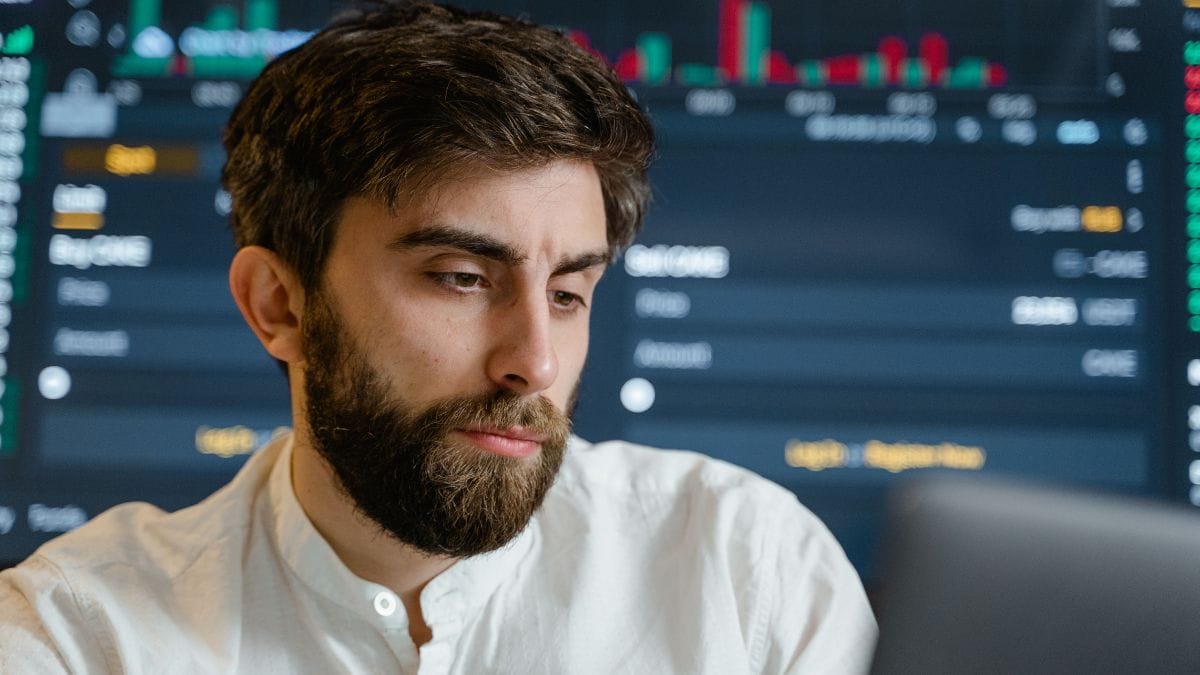 Analista de qualidade da empresa avaliando rotinas operacionais e fluxos digitais.