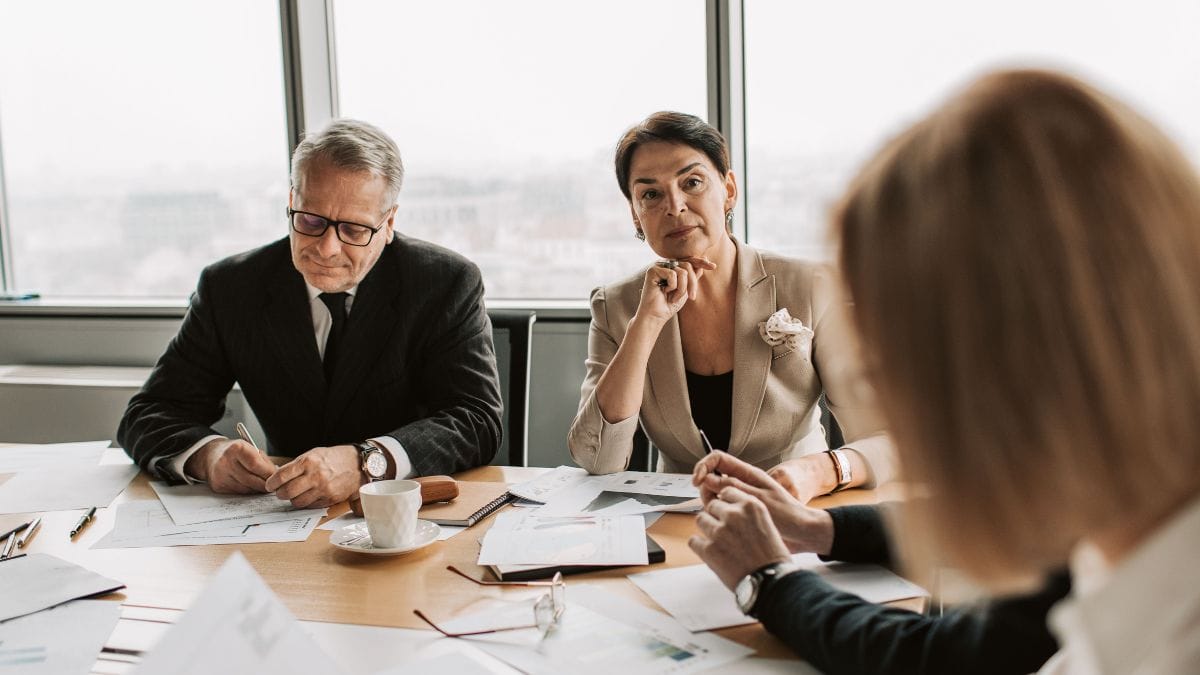 A retenção e a promoção interna surgem como os principais gargalos para a ascensão de lideranças de mulheres