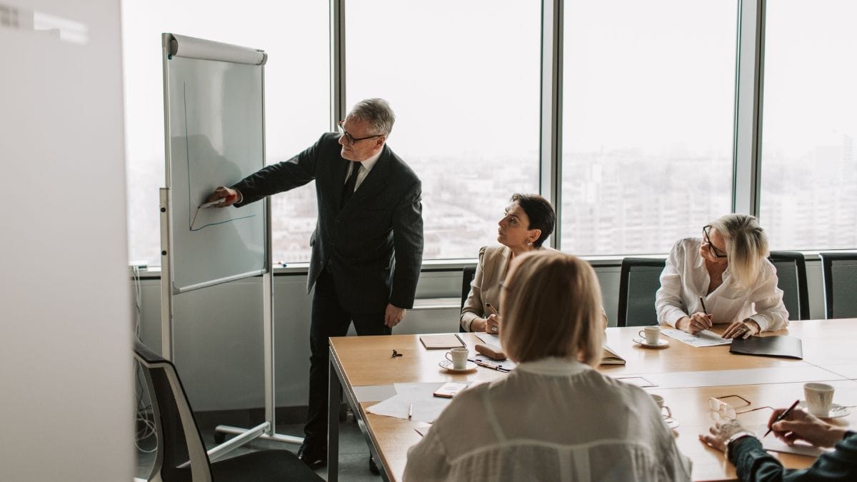 Executivos reunidos em uma sala para discutir liderança e gestão de tecnologia.