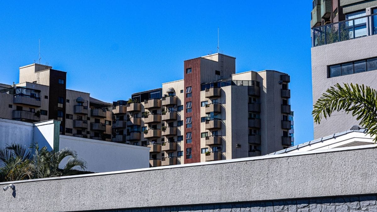 Fachada de prédio residencial com varandas e janelas em uma grande cidade