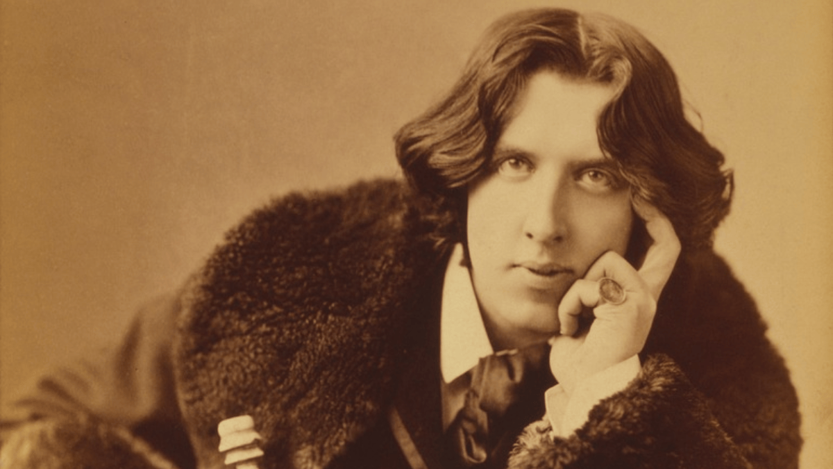 Retrato fotográfico de Oscar Wilde, preferencialmente o de estúdio da década de 1880, em preto e branc