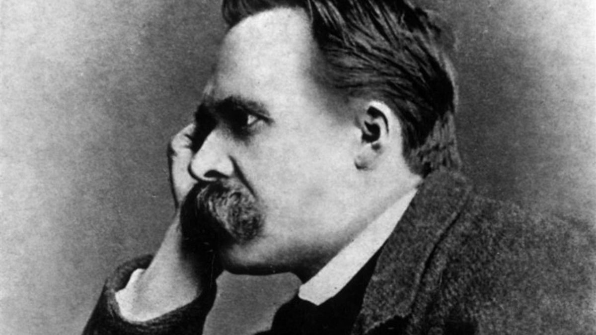 retrato fotográfico de Friedrich Nietzsche, preferencialmente o de perfil com o bigode característico, em preto e branco. 16:9, mínimo 1200px de largura.