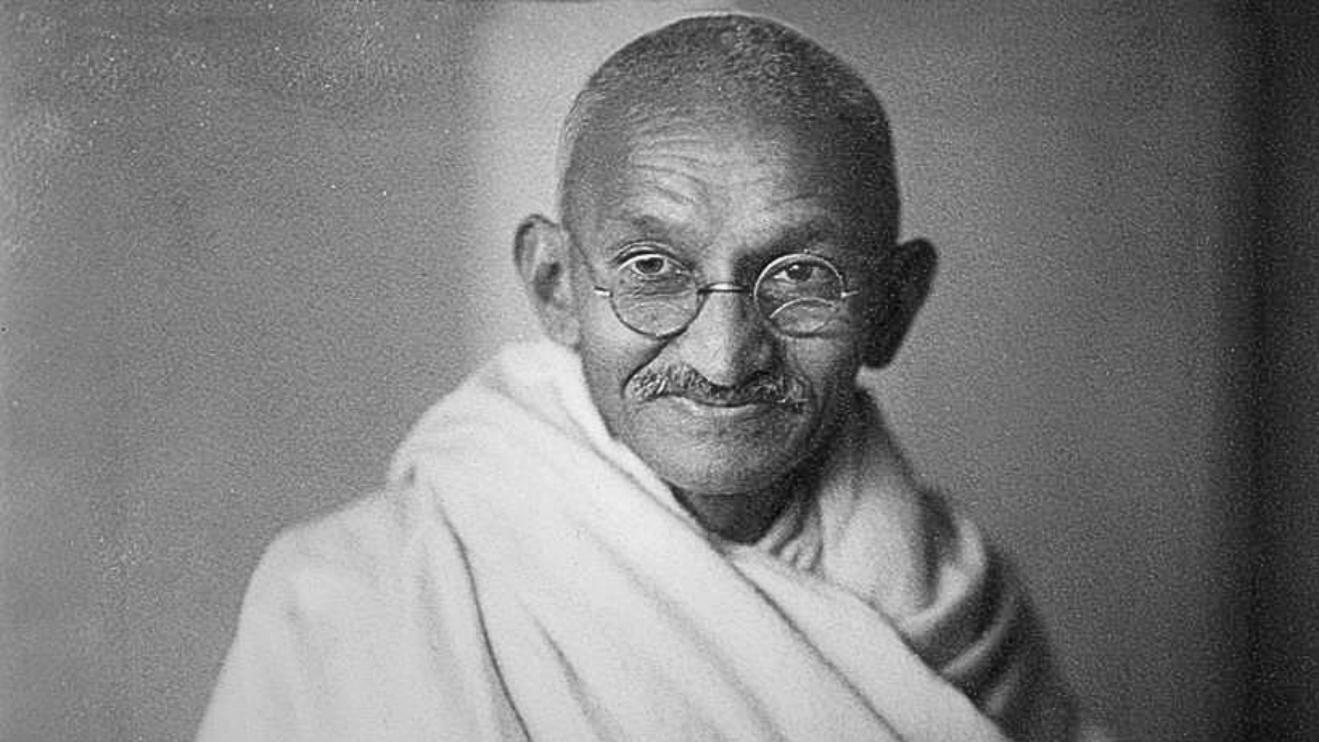 Retrato fotográfico de Gandhi em registro de arquivo, preferencialmente dos anos 1930 ou 1940, em contexto público.