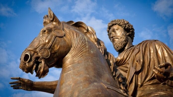 Busto em mármore do imperador romano Marco Aurélio, de barba encaracolada Frase do dia do estoicismo