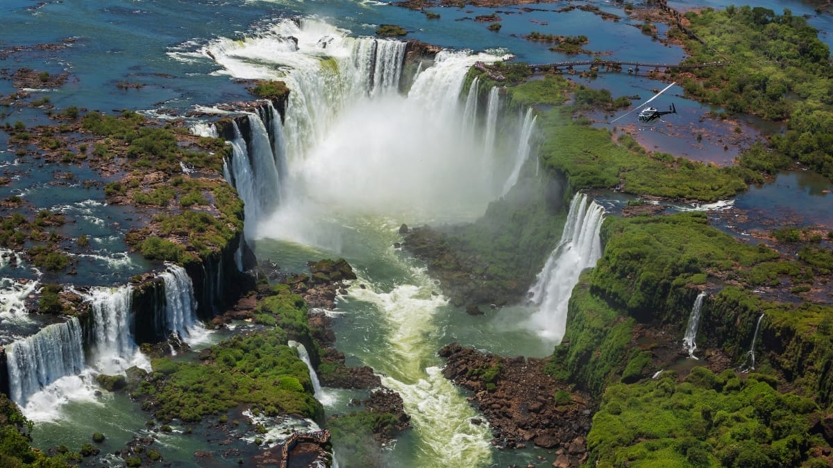 Passarela da Garganta do Diabo, desmontada pela 1ª vez na história, fica sob queda d´água formada a 130 milhões de anos