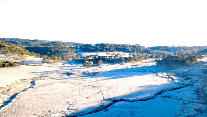 Após calorão fora de época, frio intenso volta a tomar conta da Serra de SC, com temperaturas negativas e até geada