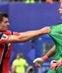 Goleiro da Noruega que defendeu pênalti do Brasil na Copa acerta com clube da Champions League