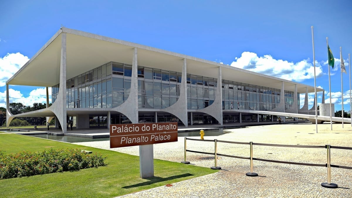 Bloqueio de R$ 105 bilhões deixa governo Lula sem verba para livros didáticos e saúde