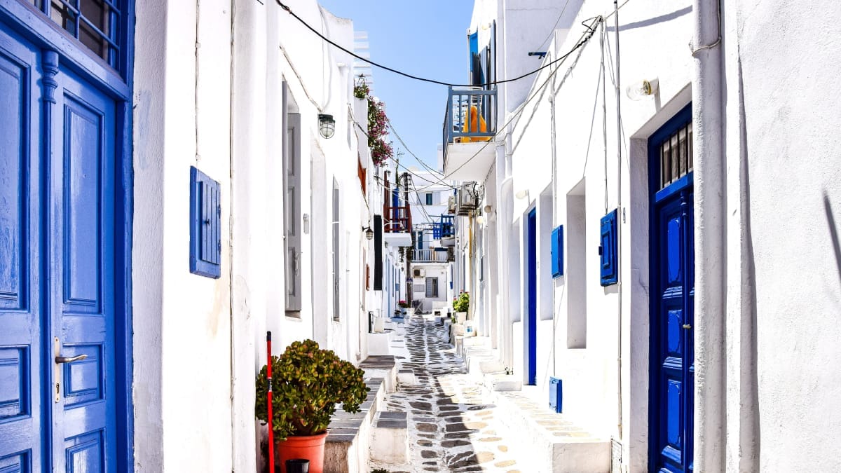 Casas brancas e detalhes azuis formam uma das paisagens mais características das ilhas gregas (Foto: AXP Photography/ Pexels)