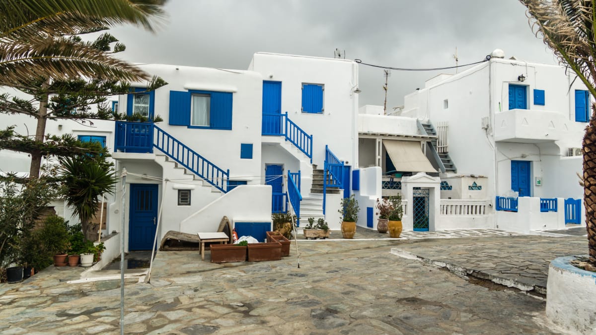 Arquitetura tradicional das ilhas gregas reúne fachadas brancas e detalhes azuis em meio à paisagem mediterrânea (Foto: Lachcim Kejarko/ Pexels)