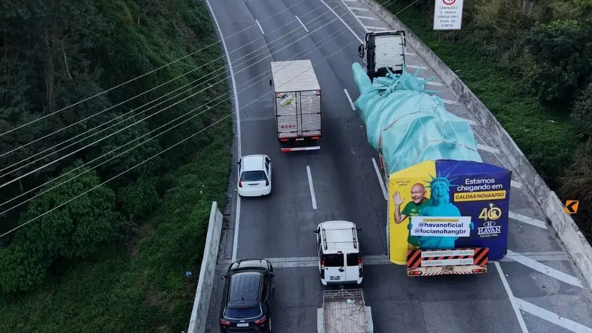 estátua da liberdade da Havan na rodovia 
