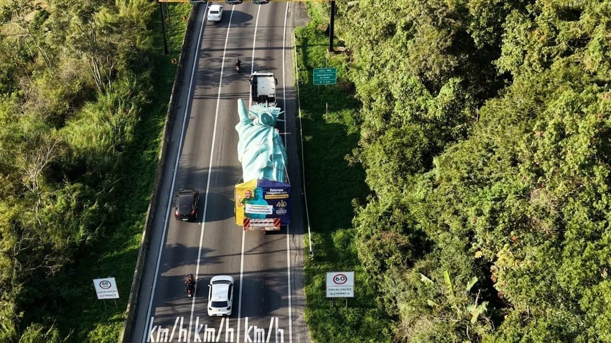 estátua da liberdade da Havan na rodovia