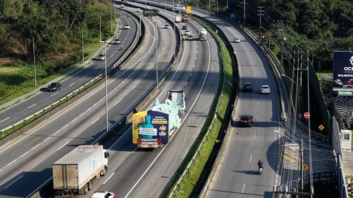 estátua da liberdade da Havan na rodovia