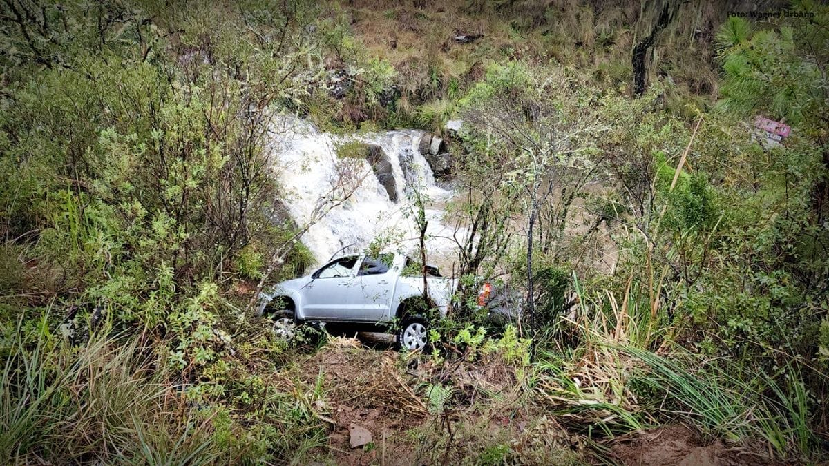 Homem morre após caminhonete capotar e ficar completamente submersa em curso d’água em SC (2)