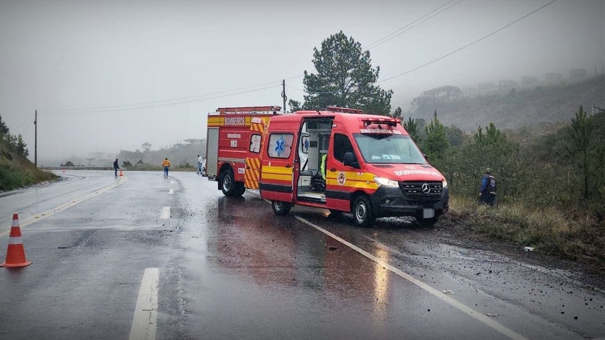 Homem morre após caminhonete capotar e ficar completamente submersa em curso d’água em SC (2)