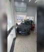 Idosa confunde pedais e “estaciona” carro dentro de loja no interior de SC