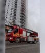 Incêndio em prédio já dura 24 horas e grande quantidade de fumaça deixa operação complexa em Balneário Piçarras