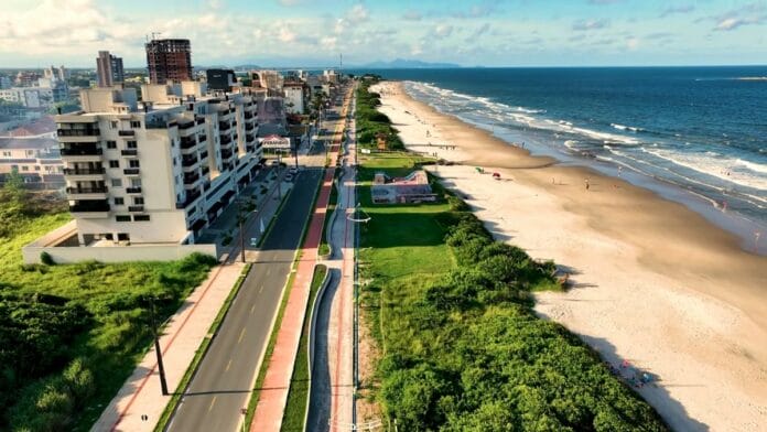 Após recorde no Brasil e disparada populacional, cidade com 32 km de praia em SC estuda novo alargamento em 9 km