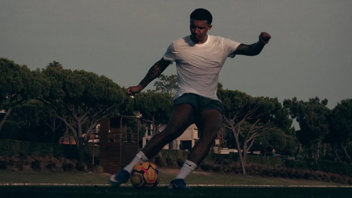 Atacante que custou R$ 520 milhões ao Manchester United treina sozinho em modesto clube após o fim do contrato