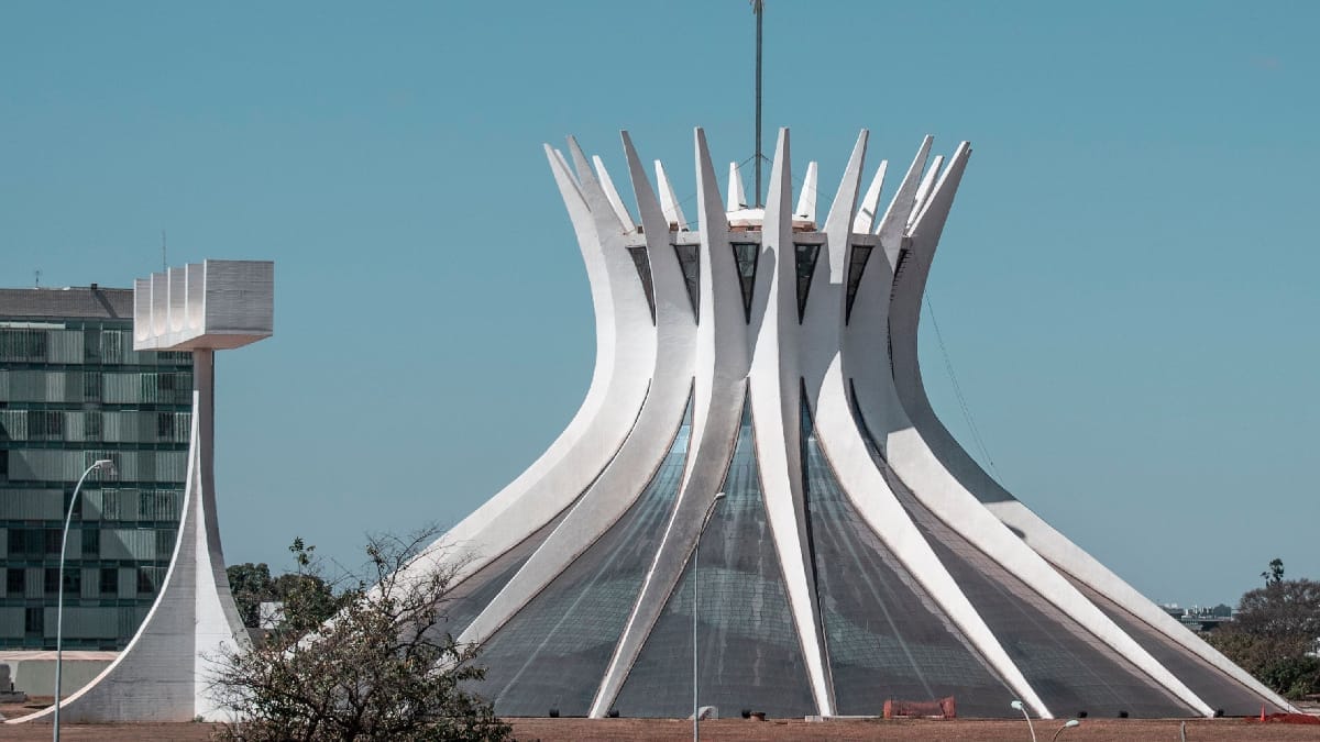 Com traços de Oscar Niemeyer e o Plano Piloto de Lúcio Costa, Brasília se tornou símbolo da arquitetura moderna brasileira (Foto: Jeferson R. Brito/ Pexels)