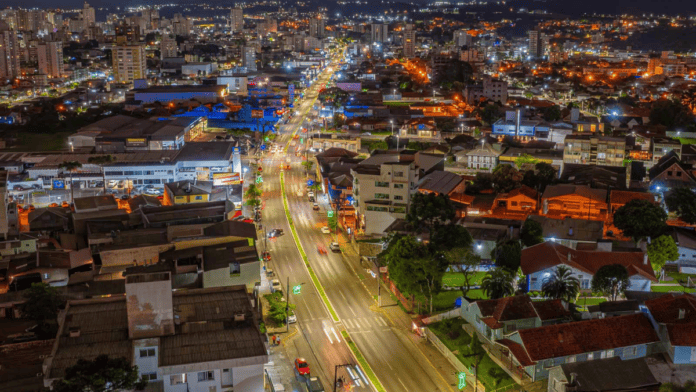 vista aérea da cidade de Lages durante a noite