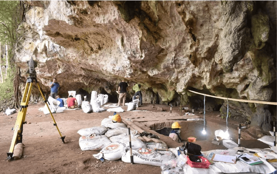 Paisagem cárstica de Maros Pangkep, no sul de Sulawesi, onde formações de calcário escondem extensos sistemas de cavernas (Foto: Wikimedia Commons)