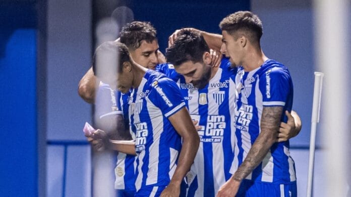 Léo Gamalho volta a marcar após 9 meses e fica próximo de bater recorde de gols na Série B