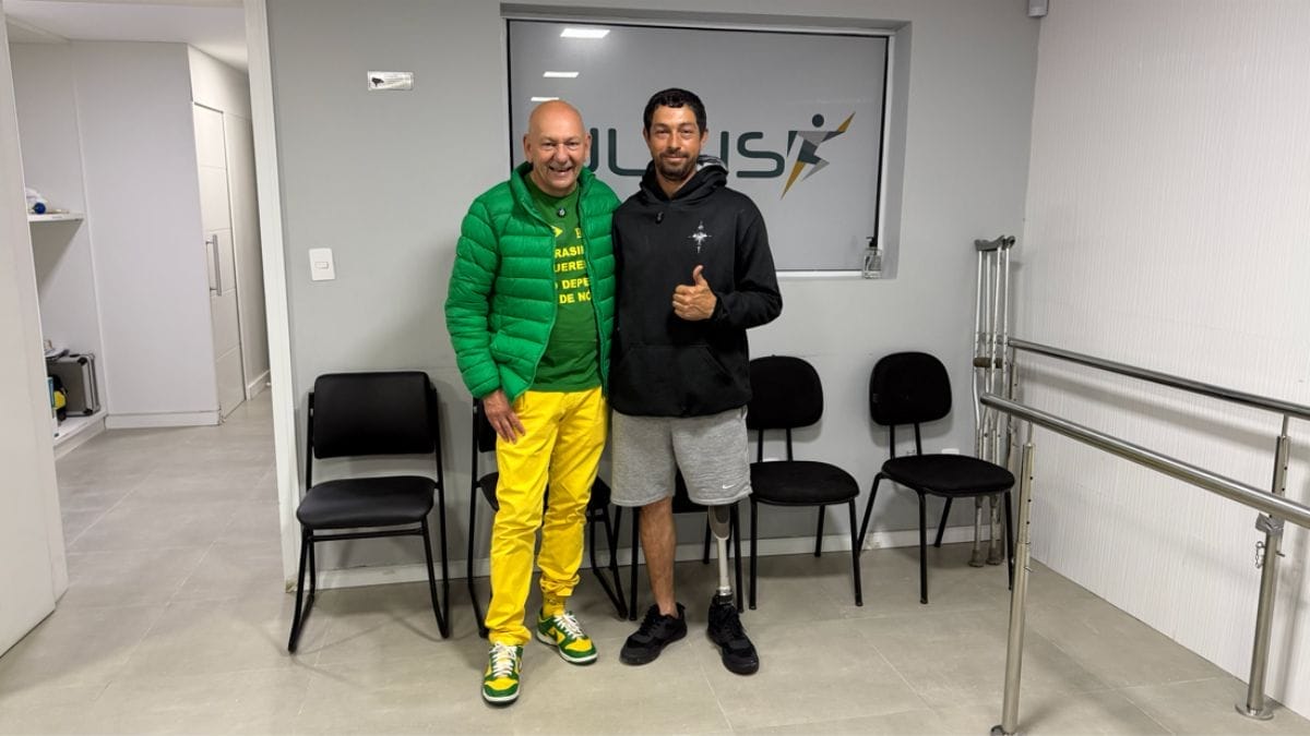 O pedreiro Douglas da Costa Ribeiro recebeu, na manhã desta terça-feira, 11, uma prótese nova das mãos do empresário Luciano Hang. Douglas trabalha na construção civil mesmo sem uma das pernas, e a entrega aconteceu na clínica onde ele faz acompanhamento médico, em Florianópolis (SC).