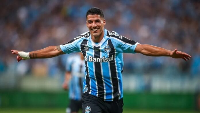 Luis Suárez cobra dívida do Grêmio e consegue primeira vitória em disputa com clube