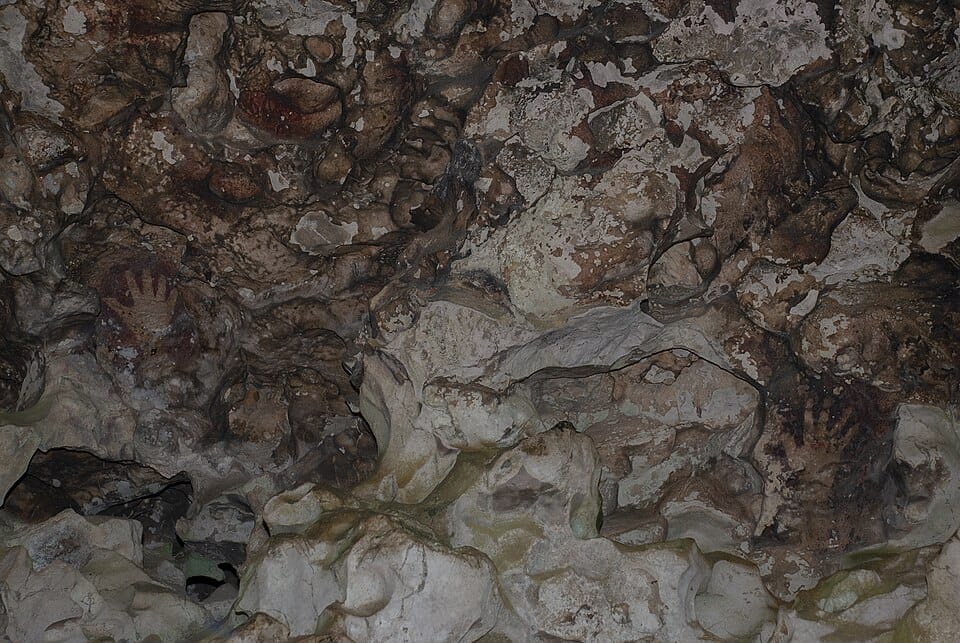 Maros Pangkep combina paisagens de calcário, rios subterrâneos e vestígios arqueológicos que ajudam a contar a história de Sulawesi (Foto: rahmatrahimnur/ Wikimedia Commons)