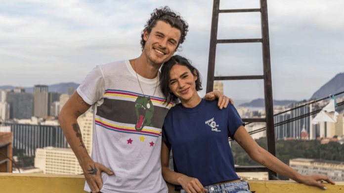 Mais de 20 horas de viagem e aulas de música como foi a rotina de Bruna Marquezine e Shawn Mendes em visita à Angola